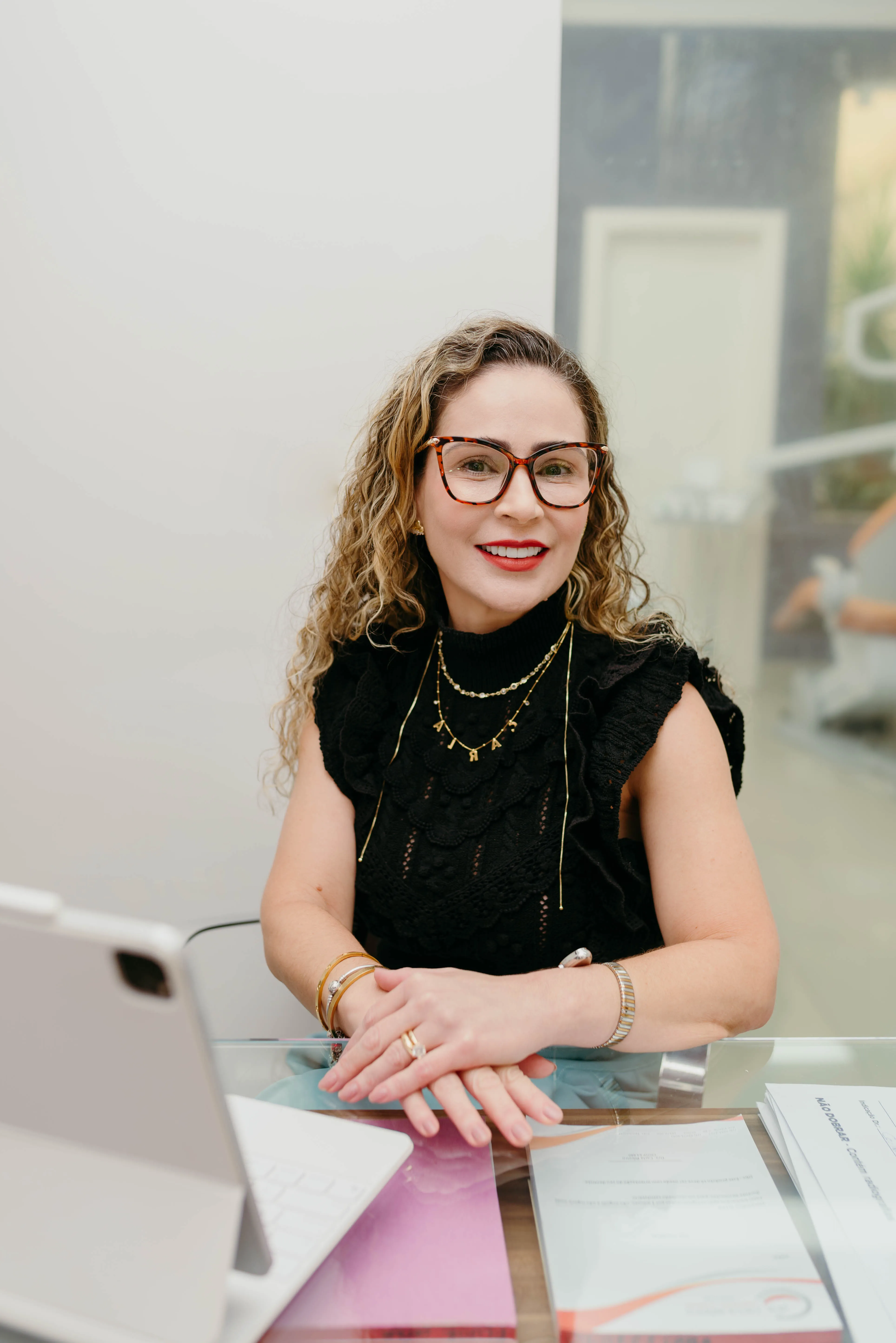 Doutora realizando procedimento estético com naturalidade